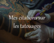Une main tient un dermographe en train de tatouer. Dessus est inscrit le texte "Mes citations sur les tatouages"
