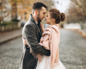 couple lors d'un mariage. ils s'enlacent, leurs nez se touchent presque