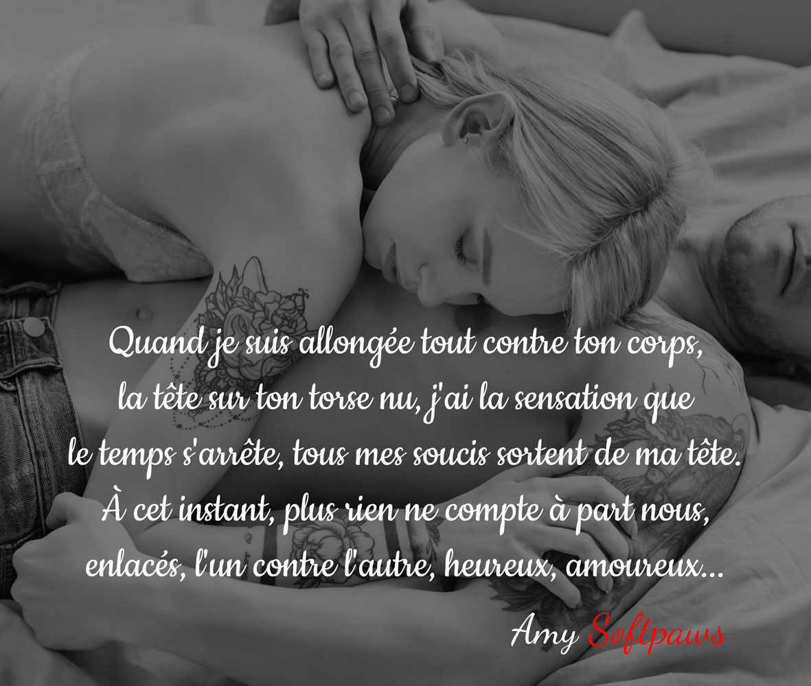 Image en noir et blanc d'un homme torse nu, avec une femme posant sa tête dessus. Avec un texte sur l'image.