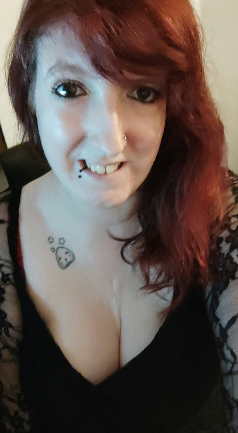 Autoportrait montrant ma cicatrice au niveau du sternum, que je souhaite faire recouvrir par un tatouage.